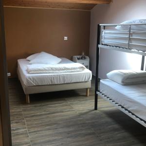 1 dormitorio con 2 literas en una habitación en eco nature, gite à la ferme en Vendays-Montalivet