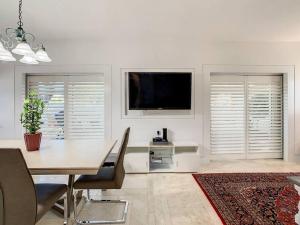 TV/Unterhaltungsangebot in der Unterkunft STEPS FROM THE BEACH, BEST LOCATION, 2 BDRM 2 BTH