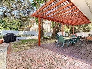 Ein Garten an der Unterkunft STEPS FROM THE BEACH, BEST LOCATION, 2 BDRM 2 BTH