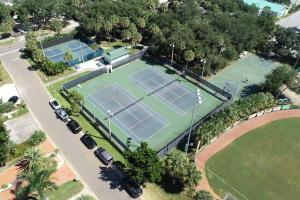 Tennis und/oder Squash in der Unterkunft STEPS FROM THE BEACH, BEST LOCATION, 2 BDRM 2 BTH oder in der Nähe