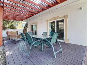 Ein Patio oder anderer Außenbereich in der Unterkunft STEPS FROM THE BEACH, BEST LOCATION, 2 BDRM 2 BTH