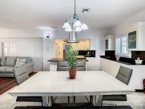 Küche/Küchenzeile in der Unterkunft STEPS FROM THE BEACH, BEST LOCATION, 2 BDRM 2 BTH