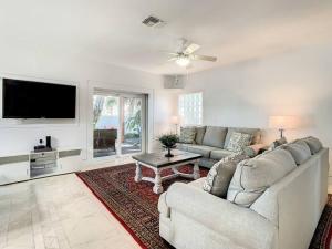 TV/Unterhaltungsangebot in der Unterkunft STEPS FROM THE BEACH, BEST LOCATION, 2 BDRM 2 BTH