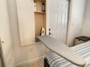 Ein Bett oder Betten in einem Zimmer der Unterkunft STEPS FROM THE BEACH, BEST LOCATION, 2 BDRM 2 BTH