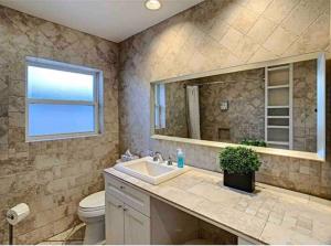Ein Badezimmer in der Unterkunft STEPS FROM THE BEACH, BEST LOCATION, 2 BDRM 2 BTH