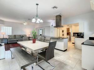 eine Küche und ein Wohnzimmer mit Tisch und Stühlen in der Unterkunft STEPS FROM THE BEACH, BEST LOCATION, 2 BDRM 2 BTH in Clearwater Beach