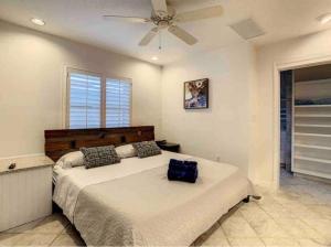 Ein Bett oder Betten in einem Zimmer der Unterkunft STEPS FROM THE BEACH, BEST LOCATION, 2 BDRM 2 BTH