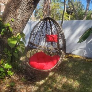 Ein Garten an der Unterkunft STEPS FROM THE BEACH, BEST LOCATION, 2 BDRM 2 BTH