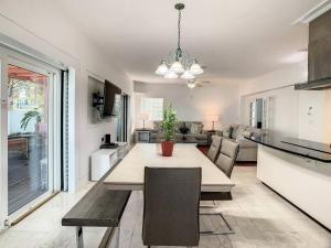 Küche/Küchenzeile in der Unterkunft STEPS FROM THE BEACH, BEST LOCATION, 2 BDRM 2 BTH