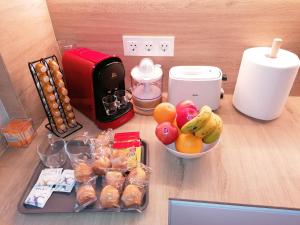 a counter with a bowl of fruit and a blender at APARTAMENTO CALMA in Logroño
