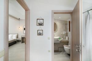 Bilik mandi di Villa Oresti +13 gambar