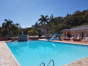 een groot zwembad met een glijbaan in een resort bij Cavalinho Branco in Águas de Lindóia