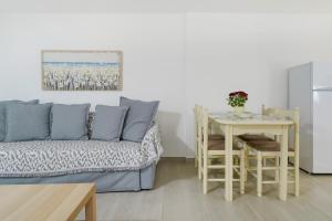 een woonkamer met een bank en een tafel bij Villa Oresti in Panayia