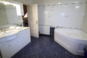 A bathroom at Beáta Apartman