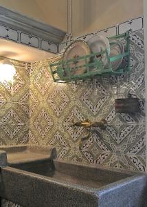 ein Regal an einer Wand mit Tellern und Geschirr drauf in der Unterkunft Casa Briga in Montesilvano