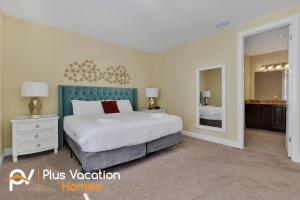 奥兰多7617-Luxury Villa wPOOL & Hot Tub的一间卧室配有一张大床和蓝色床头板 更多37张照片