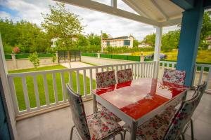 eine Veranda mit einem Tisch und Stühlen auf dem Balkon in der Unterkunft Antonelya Home in Sapanca