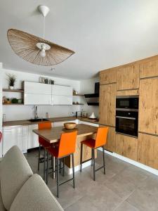 a kitchen with a table and chairs and a ceiling at Appartement coquet in Marseille