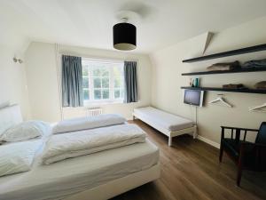 um quarto com 2 camas e uma janela em Le Coin Vert em Bruges