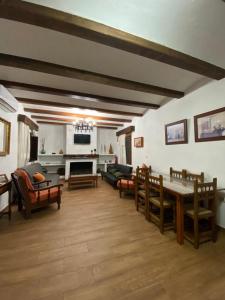 a large living room with couches and a table at La Casa del Abuelo Jose in Marmolejo