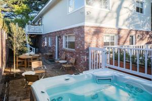 einen Whirlpool im Hinterhof eines Hauses in der Unterkunft Ocean House in Carmel