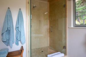 ein Bad mit einer Dusche und einer Glastür in der Unterkunft Ocean House in Carmel