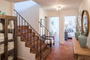 ein Wohnzimmer mit einer Treppe in einem Haus in der Unterkunft Ocean House in Carmel