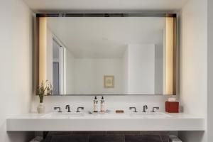 Timbri Hotel San Francisco, Curio Collection by Hilton的一间浴室