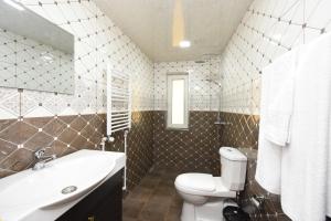 埃里温Forest Hills的浴室配有卫生间、盥洗盆和浴缸。