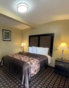 ein Hotelzimmer mit einem großen Bett und zwei Lampen in der Unterkunft Beverly Lodge in South Lake Tahoe