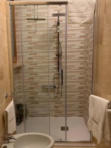 a bathroom with a shower with a sink and a toilet at Il Pentagramma in Cremona