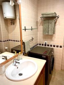 ein Badezimmer mit einem Waschbecken und einer Waschmaschine in der Unterkunft Las Palmas 3 in Marbella