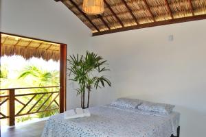 Un dormitorio con una cama y una ventana grande en Kanaloa Village 02, en Icaraí 20 fotos más