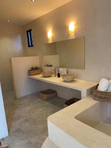 Baño con 2 lavabos y espejo en Santuario Jungle, en Akumal