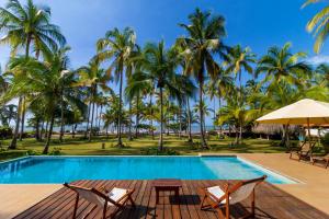 um resort com piscina e palmeiras em Hotel Chiniu em Palomino