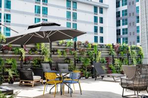 a patio with a table and chairs and an umbrella at Holiday Inn & Suites Nashville Downtown Broadway in Nashville