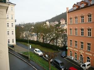 vistas a una calle de una ciudad con edificios en Apartment Helena, en Karlovy Vary