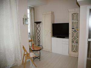 sala de estar con TV, mesa y sillas en Apartment Helena, en Karlovy Vary