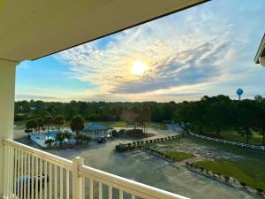ein Balkon mit Blick auf einen Parkplatz in der Unterkunft St James Golf Resort 331 Penthouse 3/3 sleeps 8 gated pool 1dog ok in Big Blackjack Landing + 39 Fotos