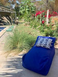 Tamanique的住宿－Wabi Sabi , beach home，一张蓝色的床,坐在院子里的地面上