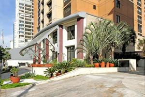 um edifício com um monte de plantas em frente dele em Flat Particular Rua Borges Lagoa c/ garagem UH1008 em São Paulo