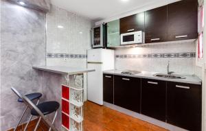 Dapur atau dapur kecil di 3 Bedroom Lovely Home In Torrevieja