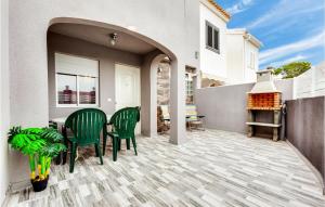 Balkoni atau teres di 3 Bedroom Lovely Home In Torrevieja