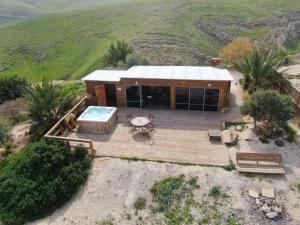 una vista aérea de una casa con bañera de hidromasaje en Genesis Land Desert hospitality, en Kfar Adumim