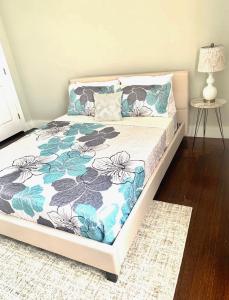 1 dormitorio con 1 cama con colcha de flores en Fabulous Two Bedroom in Groton, en Groton