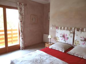 a bedroom with a large bed and a window at Le Chemin d'Ulphe in Boves