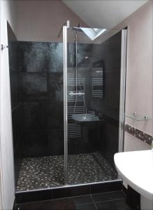 a bathroom with a shower and a sink at Le Chemin d'Ulphe in Boves