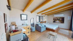 1 dormitorio con 1 cama y 1 sofá en una habitación en Genesis Land Desert hospitality, en Kfar Adumim