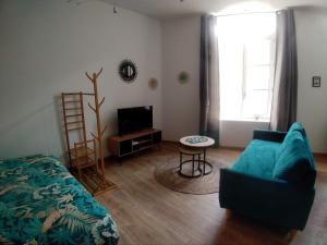 un salon avec un canapé et une télévision dans l'établissement A l ombre des remparts 3, à Carcassonne