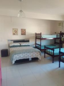 1 dormitorio con 2 camas y 2 literas en Pousada Rota do Parque, en Penha